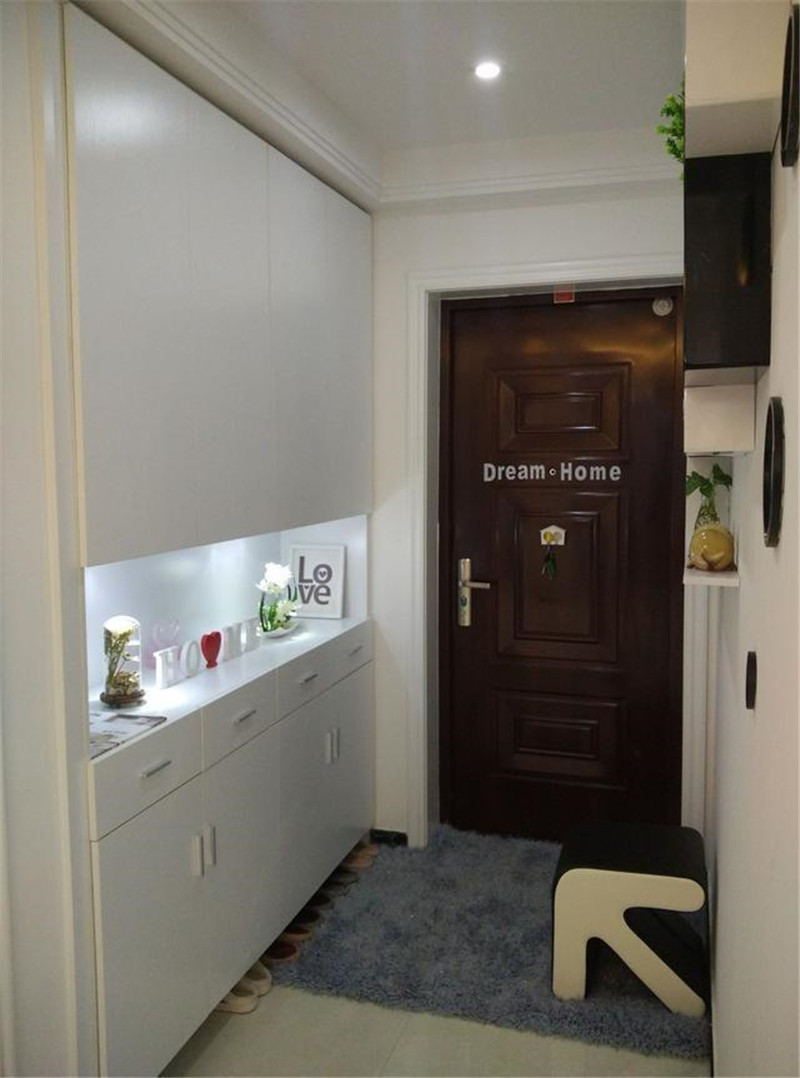 下班回家后，按下智能面板的“回家模式”